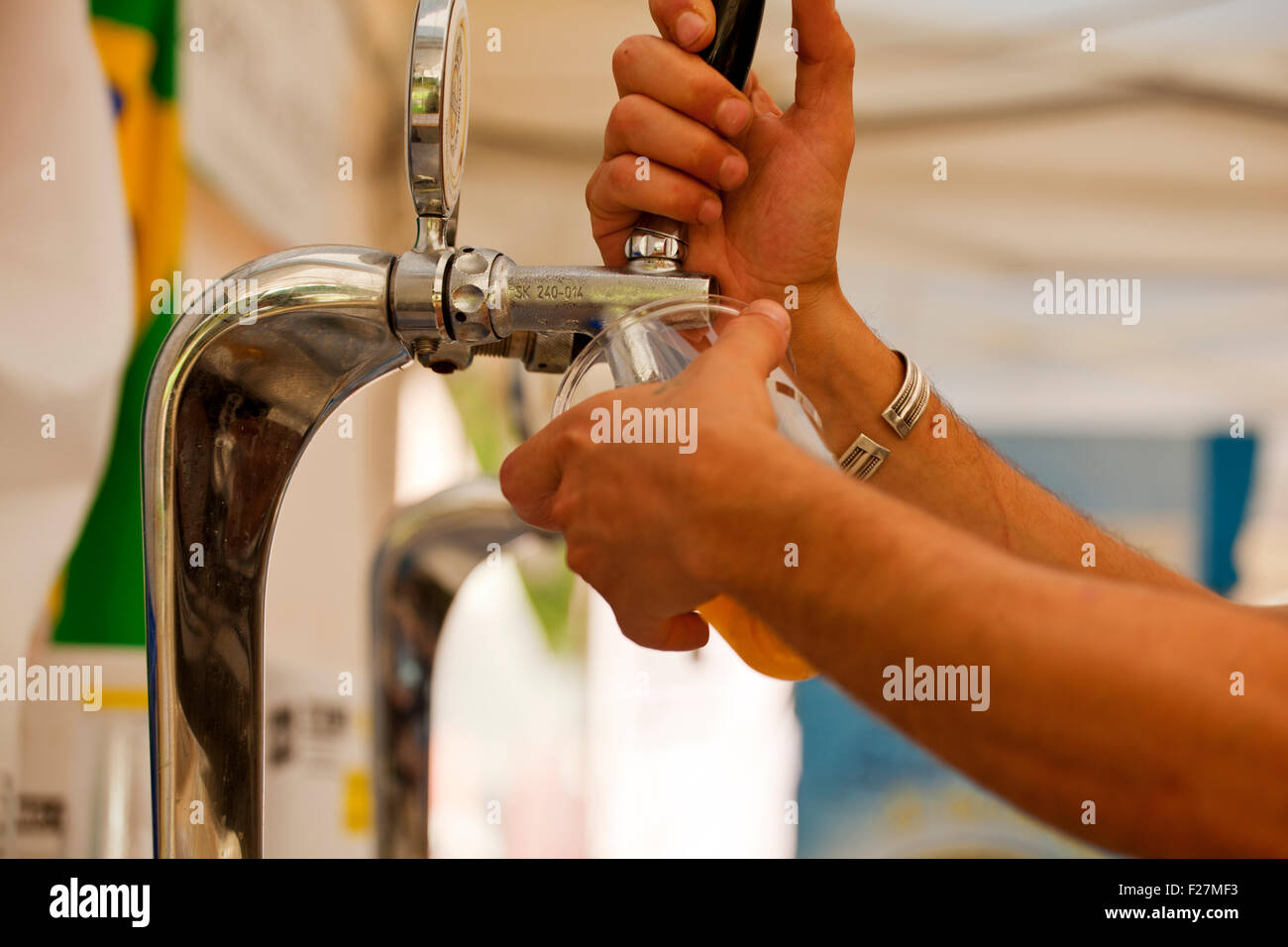 Barkeeper Gießen Bier vom Fass Stockfoto