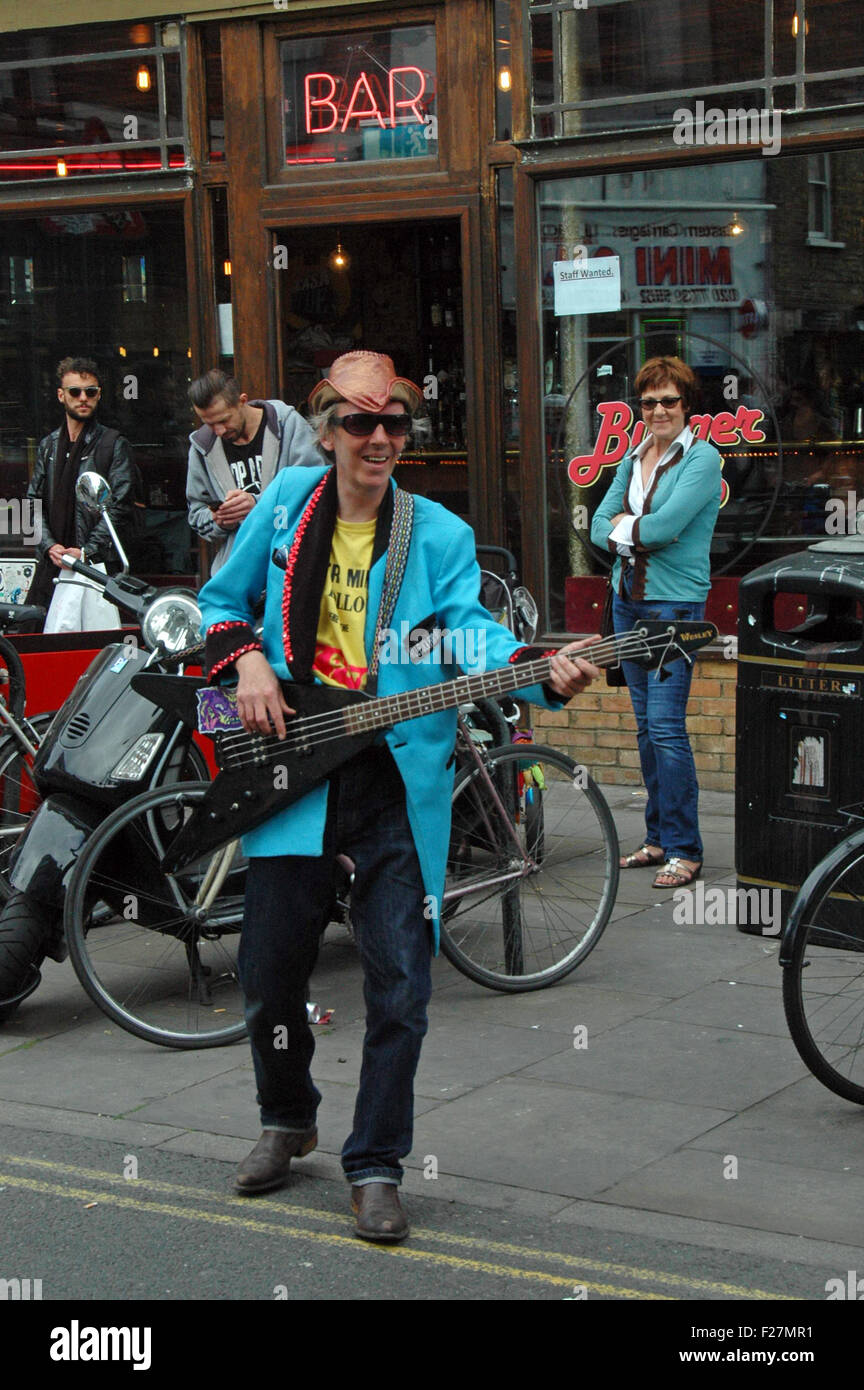 London, UK, 13. September 2015, die Band Phantom Gliedmaßen UK busk in Brick Lane im East End von London an einem Sonntag Nachmittag, ein Bereich mit einer großen Bangladeshi Gemeinschaft. Bildnachweis: JOHNNY ARMSTEAD/Alamy Live-Nachrichten Stockfoto