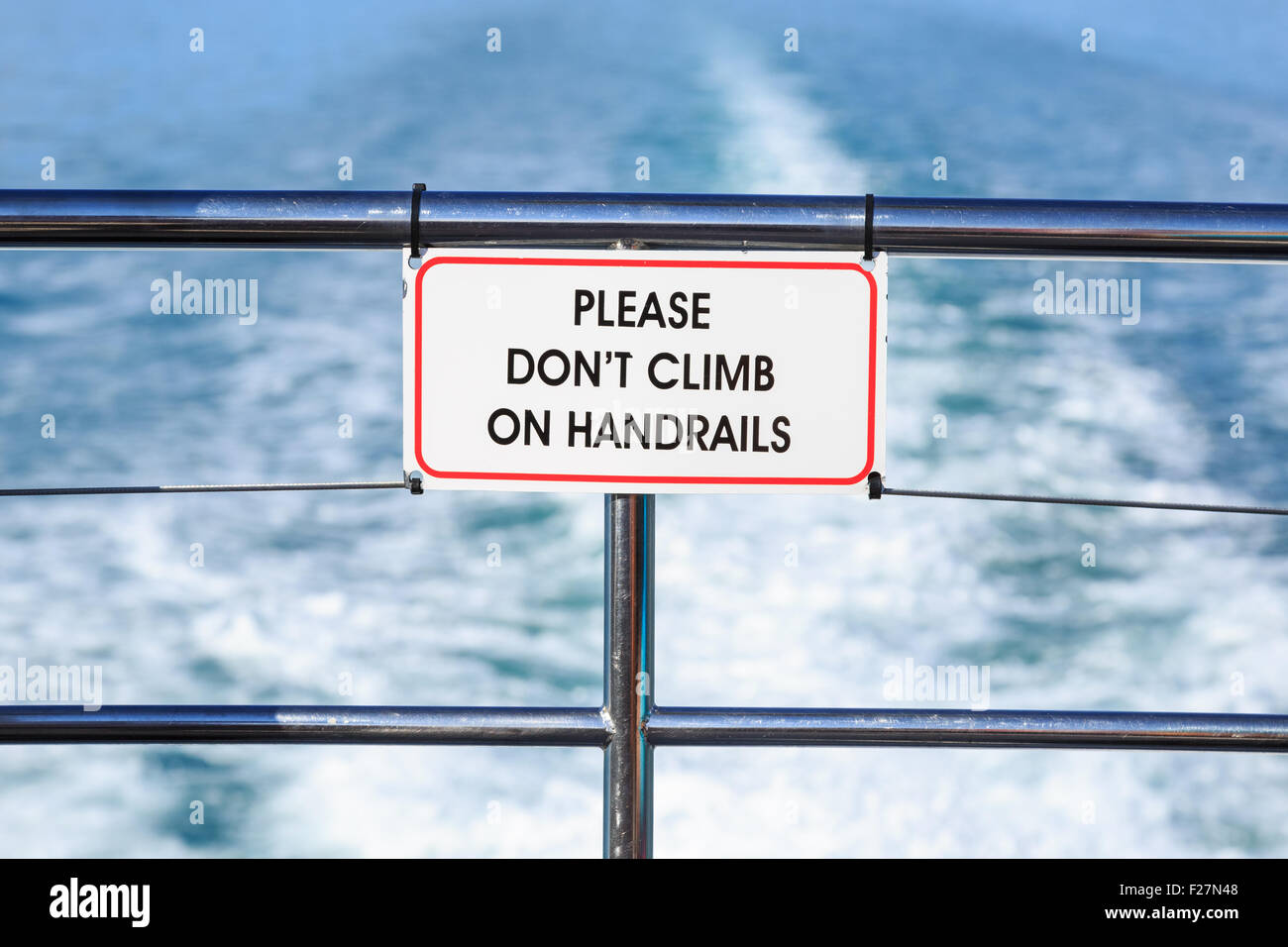 Ein Zeichen auf einem Boot unter Angabe um nicht zu klettern auf Handläufe Stockfoto