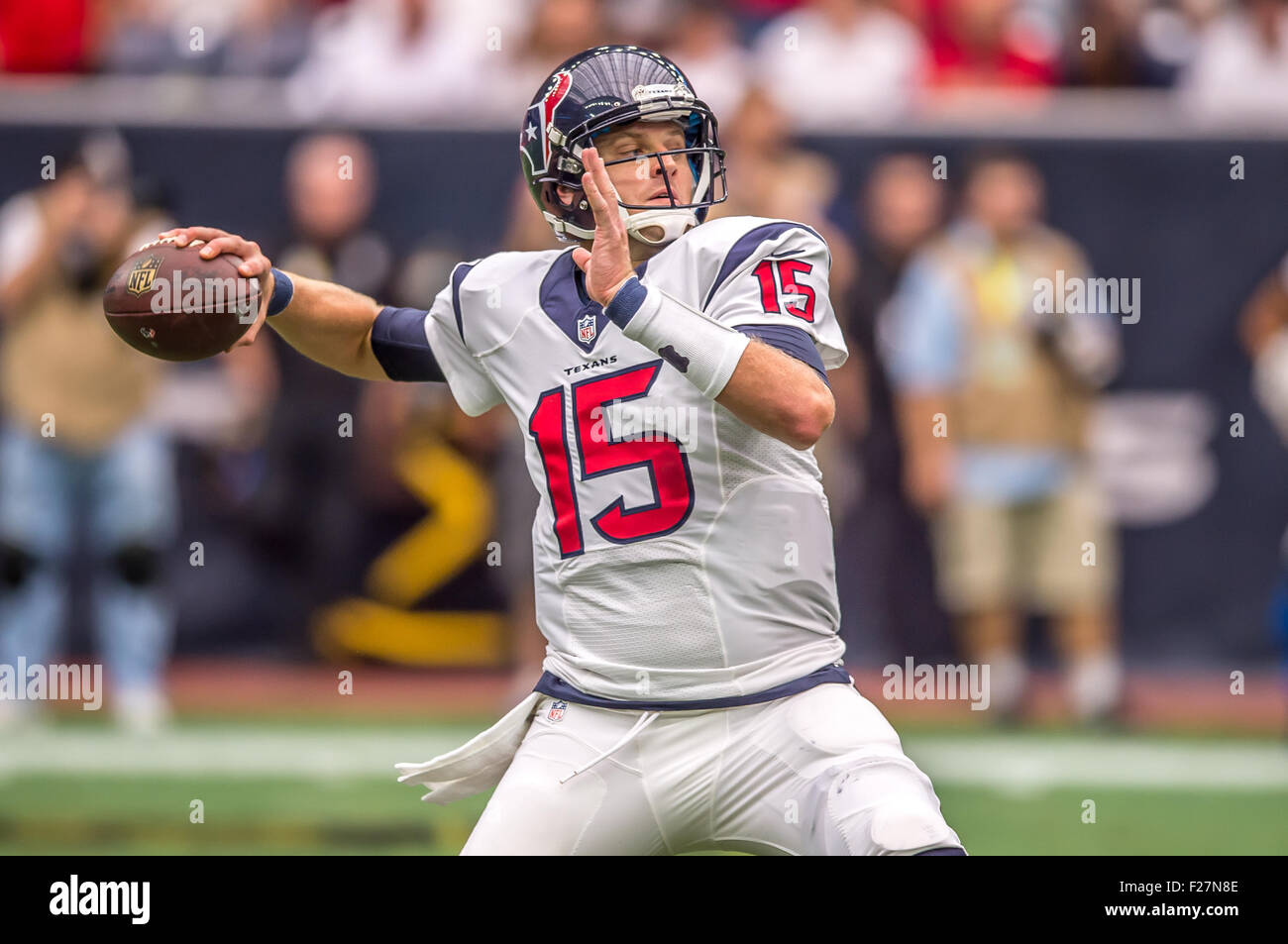 Houston, TX, USA. 13. Sep, 2015. Houston Texans Quarterback Ryan Mallett (15) rundet einen Pass, Deandre Hopkins für einen Touchdown in der NFL Football-Spiel zwischen den Kansas City Chiefs und die Houston Texans NRG-Stadion in Houston, TX. Rudy Hardy/CSM/Alamy Live-Nachrichten Stockfoto