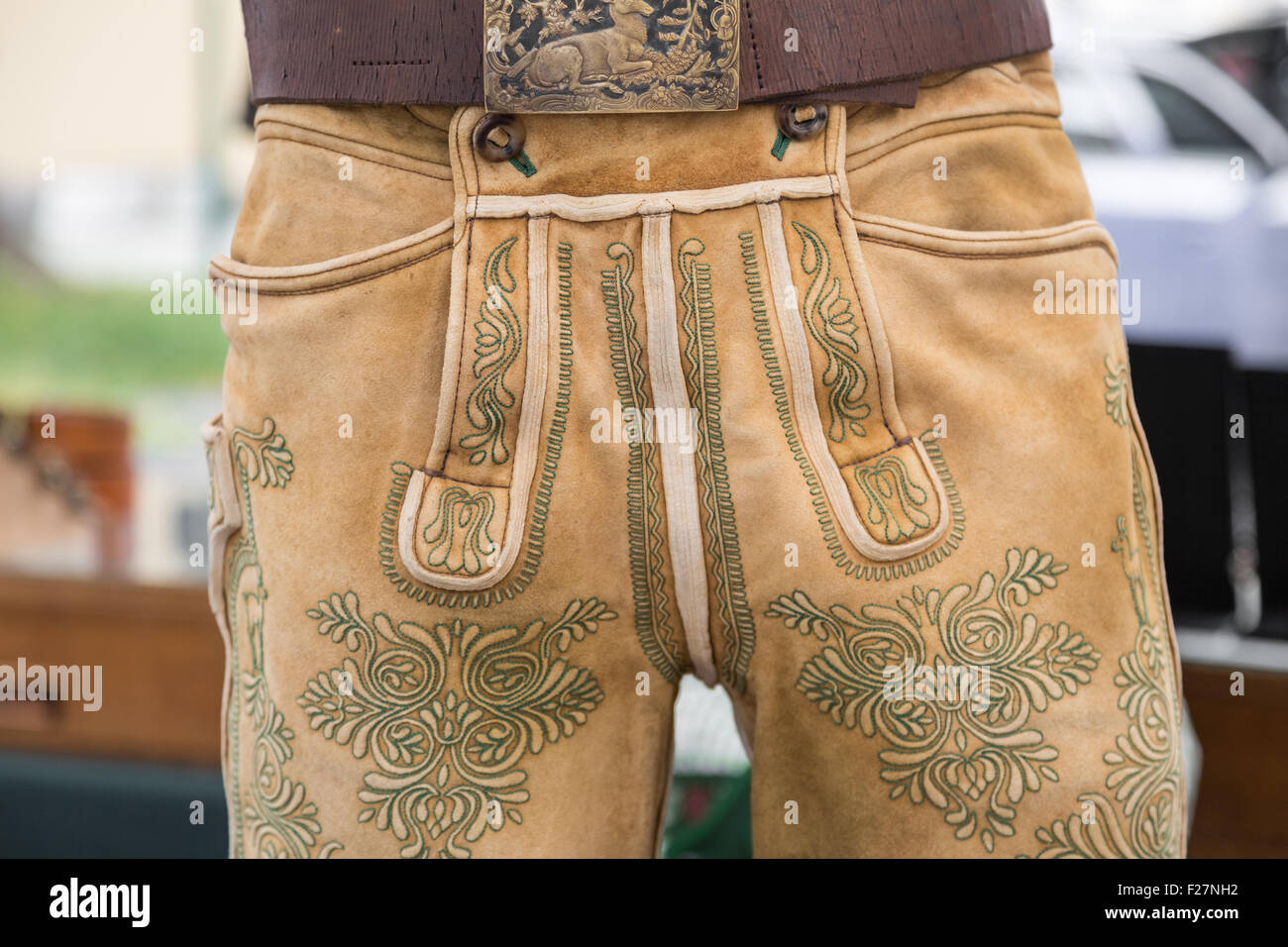 Klassische grüne manuelle Stickerei auf traditionelle Hirschleder Lederhosen aus Salzkammergut, Österreich Stockfoto