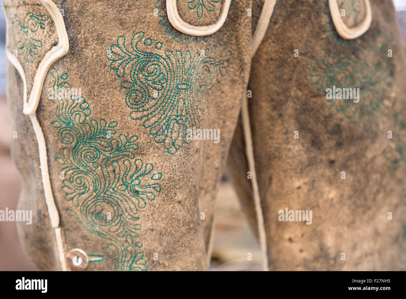 Klassische grüne manuelle Stickerei auf traditionelle Hirschleder Lederhosen aus Salzkammergut, Österreich Stockfoto
