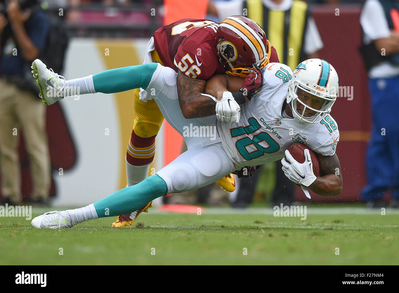 SEP 13, 2015: Washington Redskins innen Linebacker Perry Riley (56) befasst sich Miami Dolphins Wide Receiver Rishard Matthews (18) bei der Saisoneröffnung Matchup zwischen den Miami Dolphins und den Washington Redskins bei FedEx Field in Landover, Maryland. Die Delphine besiegte die Redskins 17-10 Stockfoto