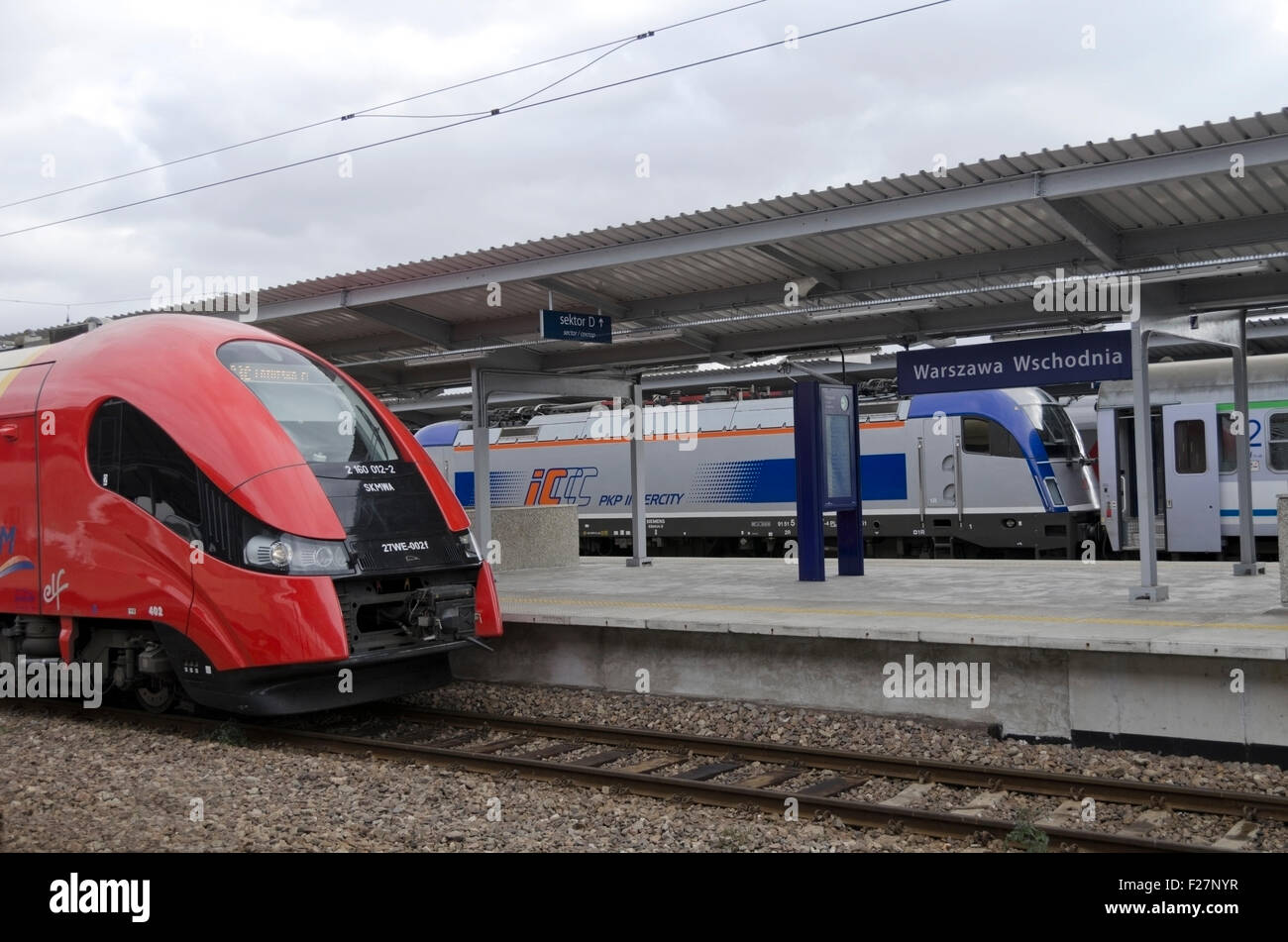 Intercity-Züge auf einer Plattform in Warschau Ost-Bahnhof, Praga North, Polnoc, Warszawa, Polska, Polen, Europa, EU Stockfoto