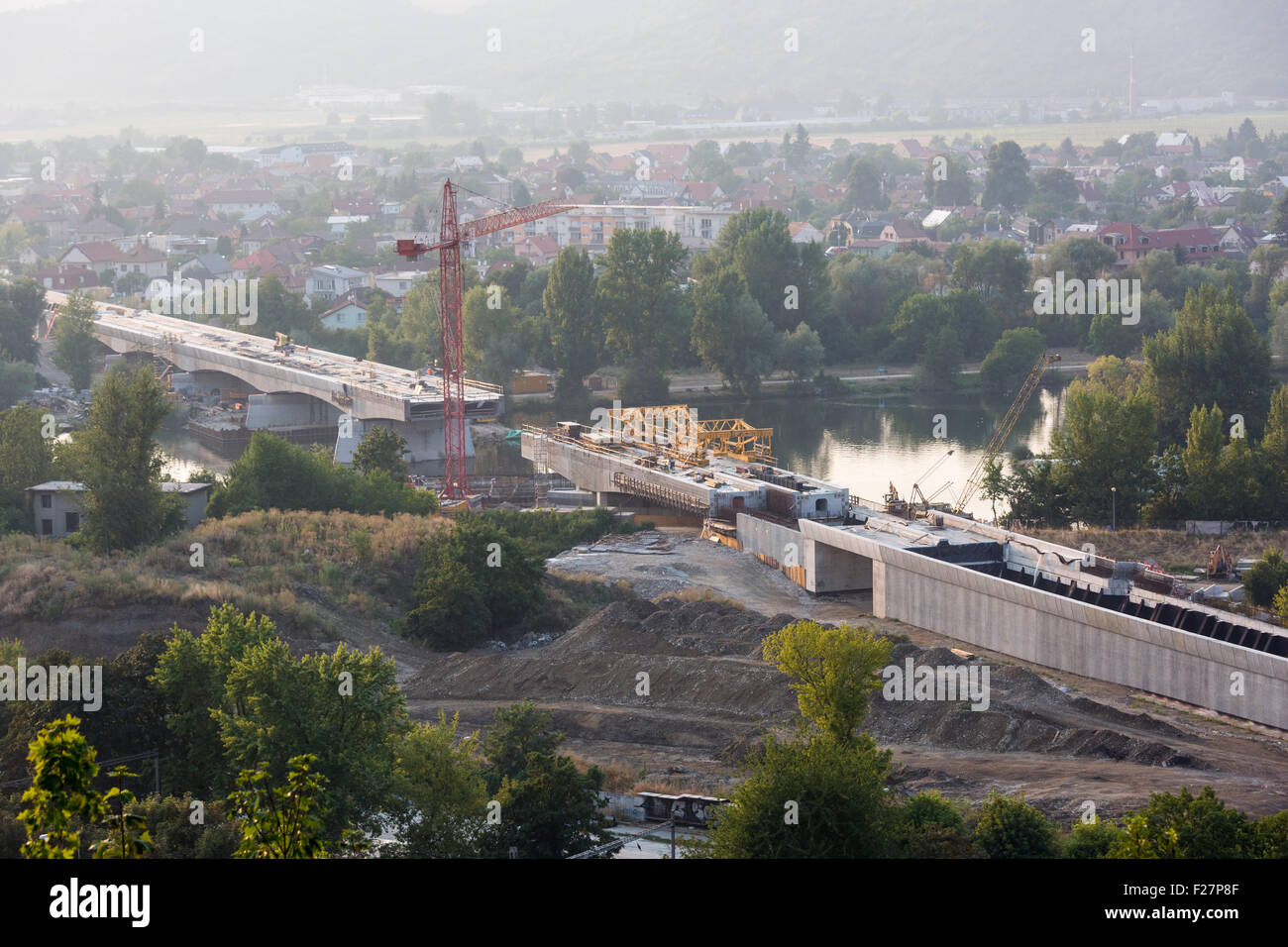 Von oben gesehen, eine konkrete Brücke über den Fluss Vah in Trencin, Slowakei entsteht Stockfoto