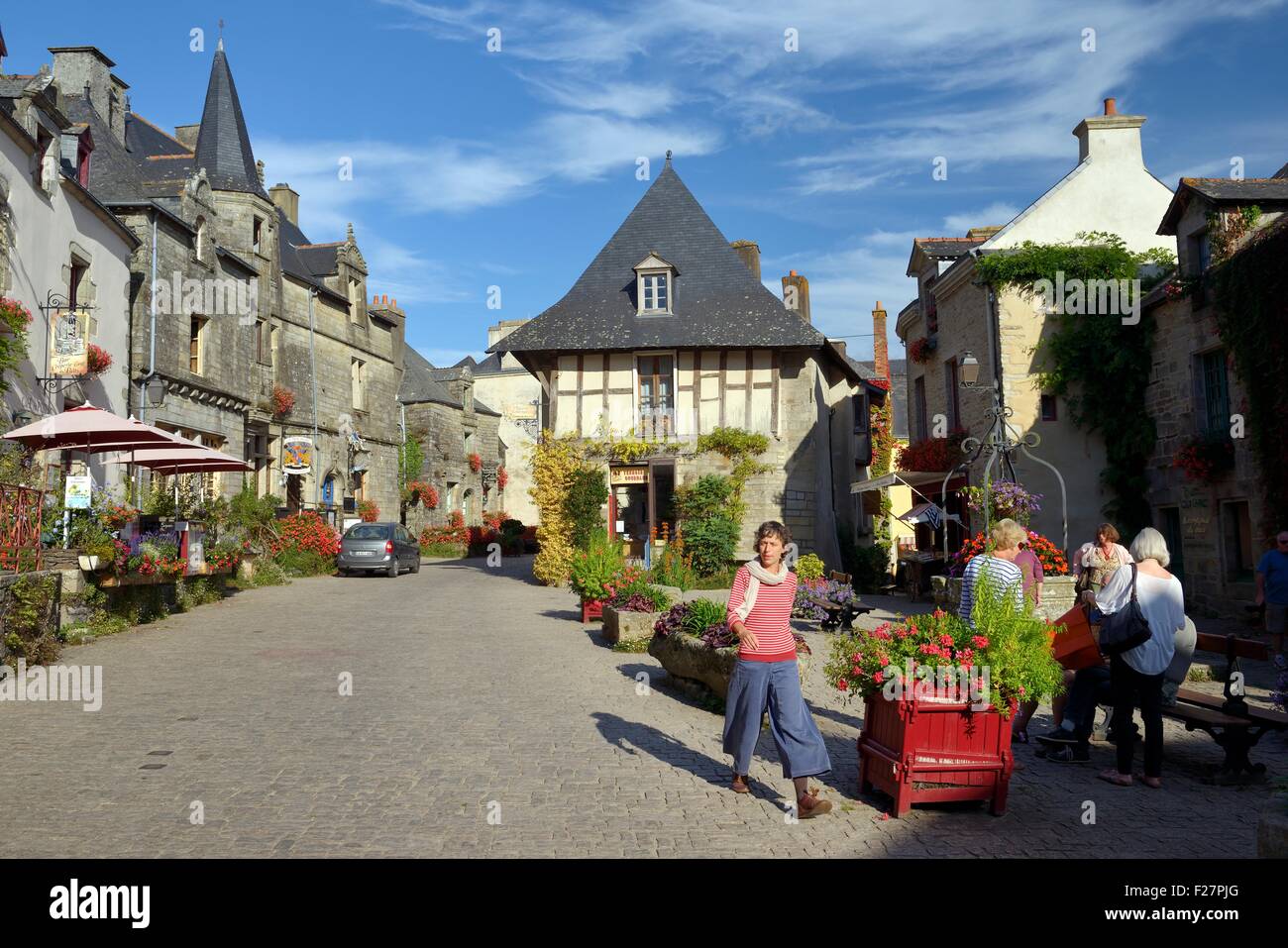 Place du Puits in das Zentrum des mittelalterlichen Dorfes von Rochefort En Terre, Morbihan, Bretagne, Frankreich. Sommer Stockfoto