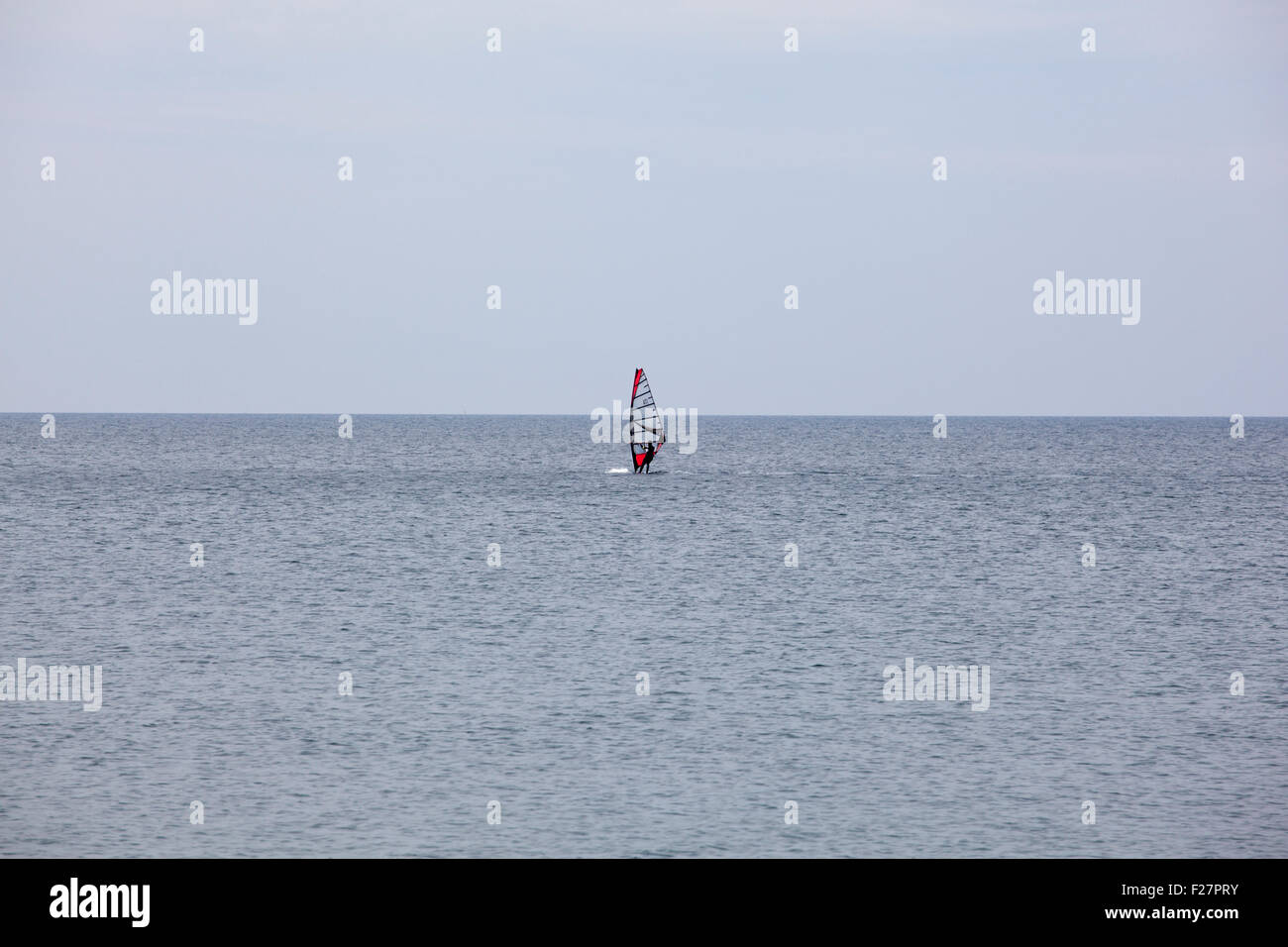 Windsurfer allein auf Triest Meer Stockfoto