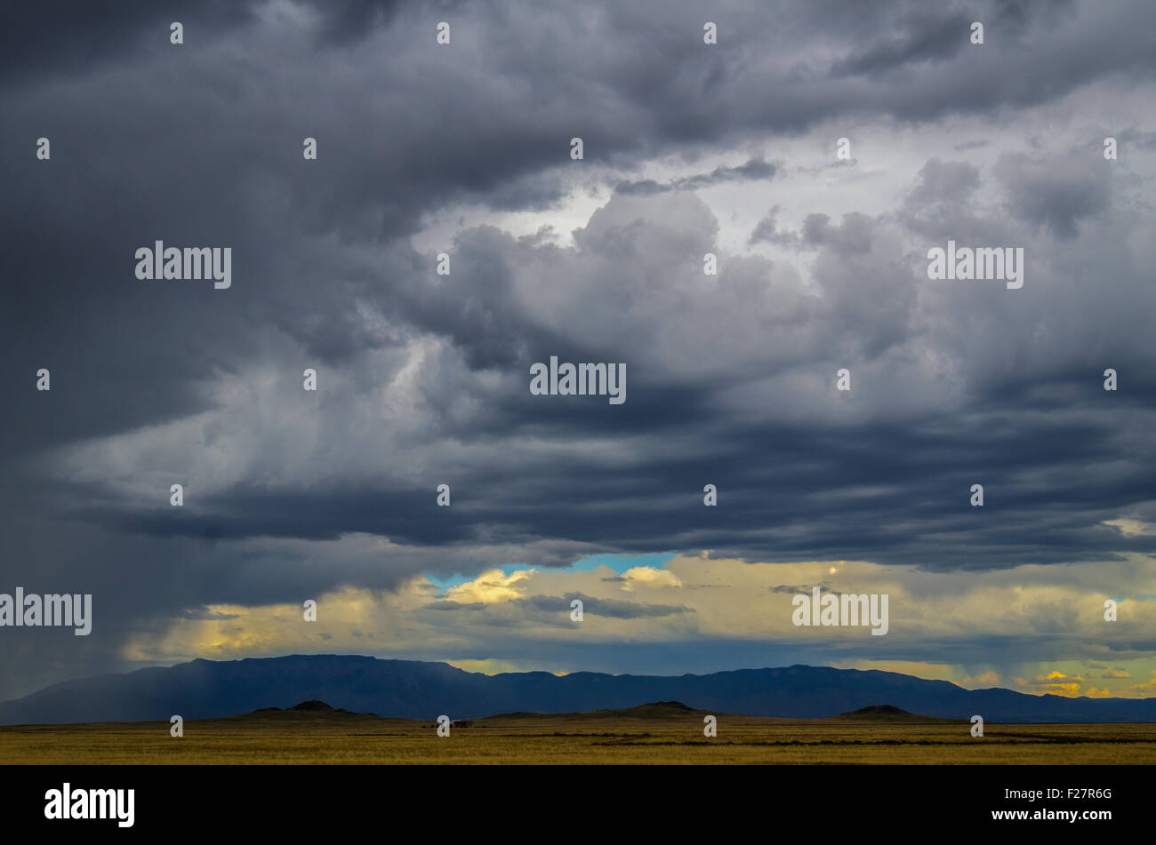 Monsun-Sturm über Albuquerque.  Drei Schwestern-Vulkane im Vordergrund, Sandia Berge im Hintergrund.  New Mexico, USA. Stockfoto