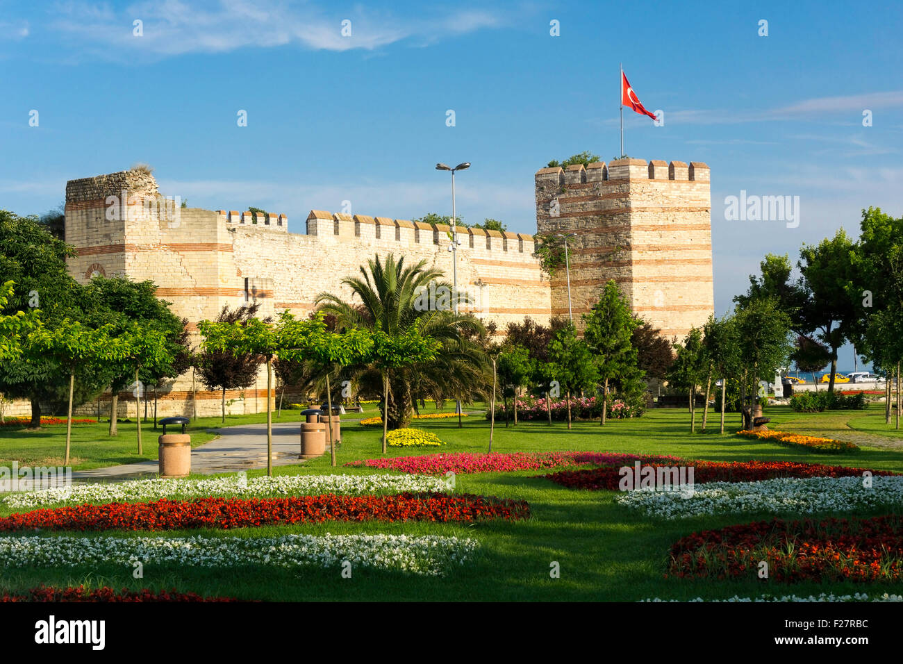 Blick auf Yedikule Festungsruinen Wand und Turm. Yedikule Festung befindet sich im Stadtteil Yedikule von Fatih, Istanbul Stockfoto