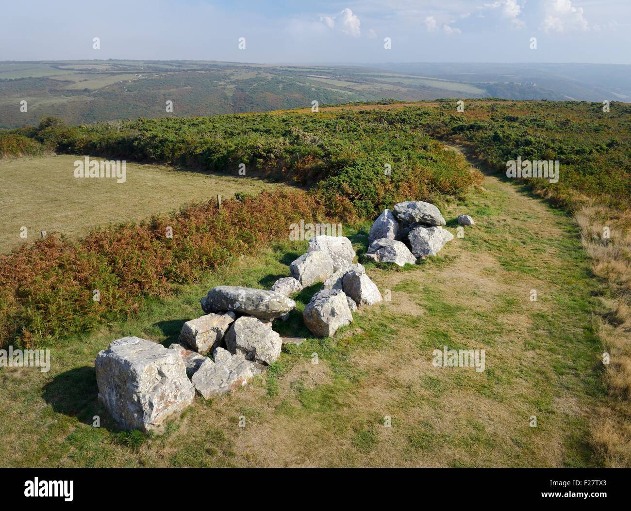Normandie, Frankreich. Im Südosten über Jungsteinzeit Ganggrab bekannt als Les Pierres Pouquelees. An Küste, Vauville westlich von Cherbourg Stockfoto