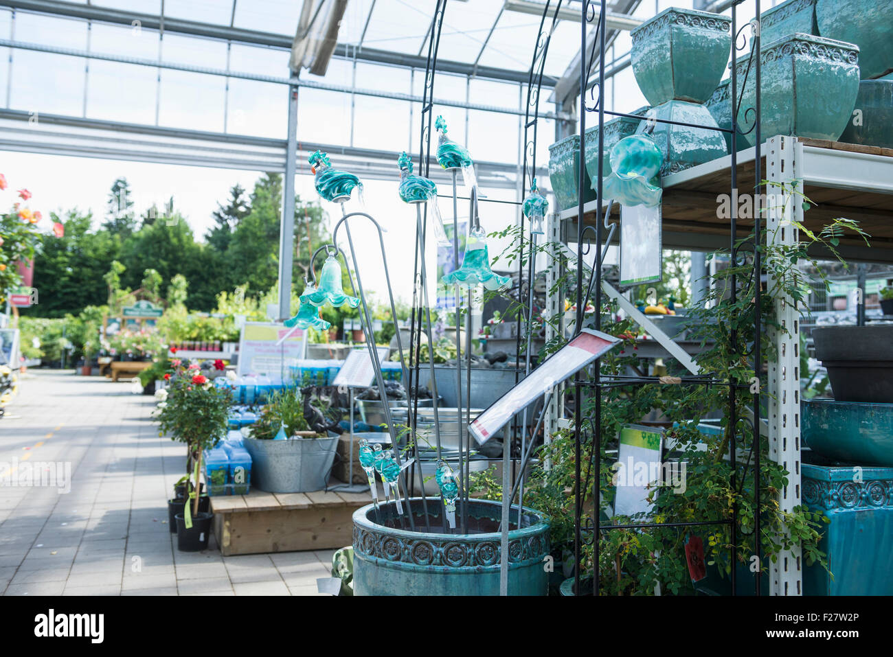 Topfpflanzen fr den Verkauf im Gartencenter, Augsburg, Bayern, Deutschland  Stockfotografie - Alamy