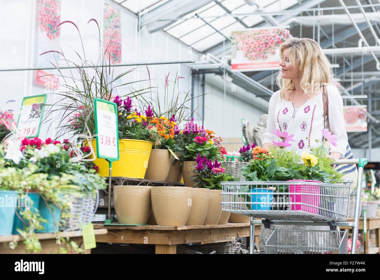 Reife Frau einkaufen im Gartencenter, Augsburg, Bayern, Deutschland Stockfoto