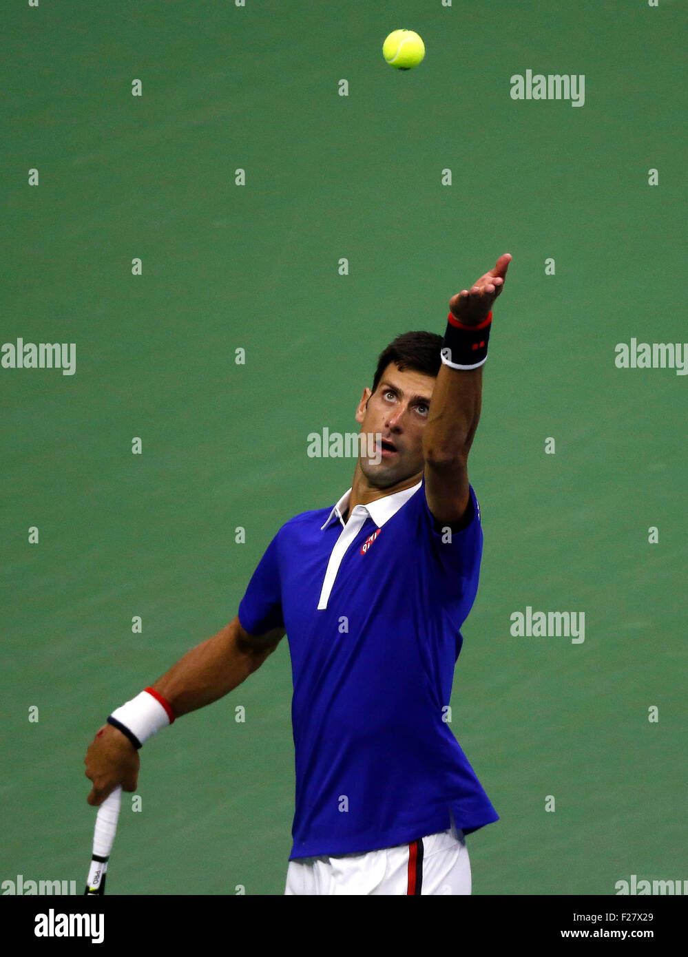 New York, USA. 13. Sep, 2015. Novak Djokovic Serbien dient dazu, Roger Federer der Schweiz während ihrer Herren Einzel Finale bei den 2015 US Open in New York, Vereinigte Staaten, am 13. September 2015. Bildnachweis: Qin Lang/Xinhua/Alamy Live-Nachrichten Stockfoto