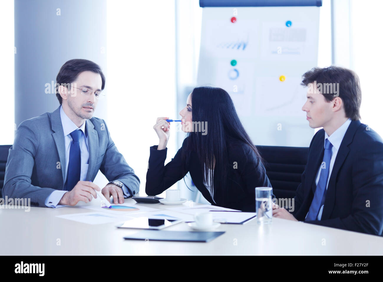 Business-Leute diskutieren Finanzberichte während eines Meetings Stockfoto
