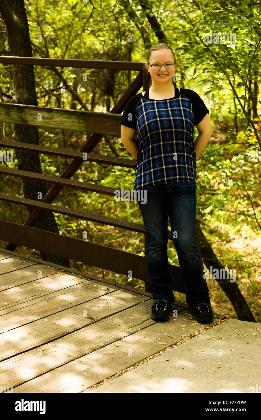 Mädchen im Park an der Brücke Stockfoto