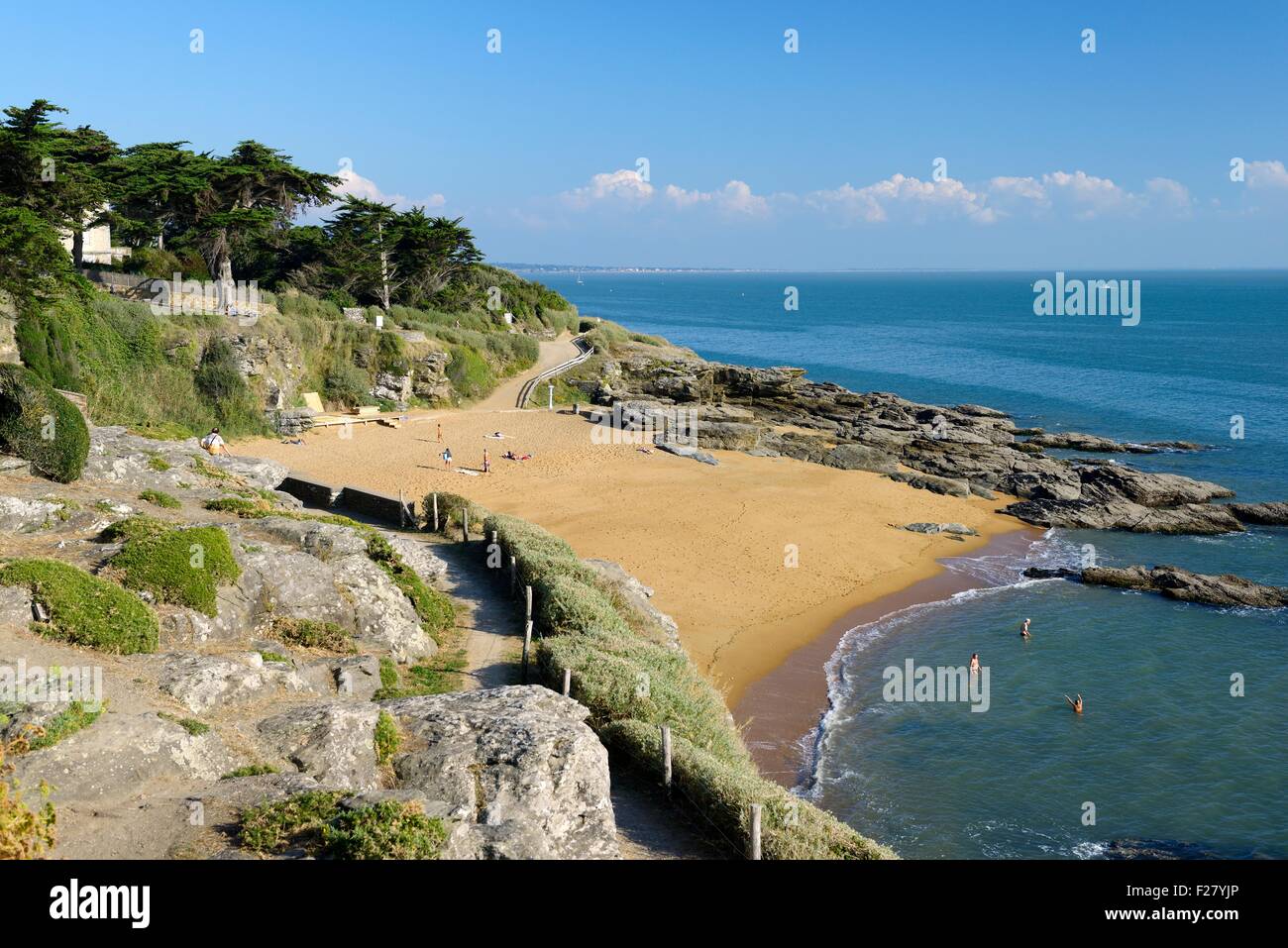 Badende bei La Plage des Sablons westlich von Atlantic Stadt Pornic an der Jade Küste, Bretagne, Frankreich. Sommer Stockfoto