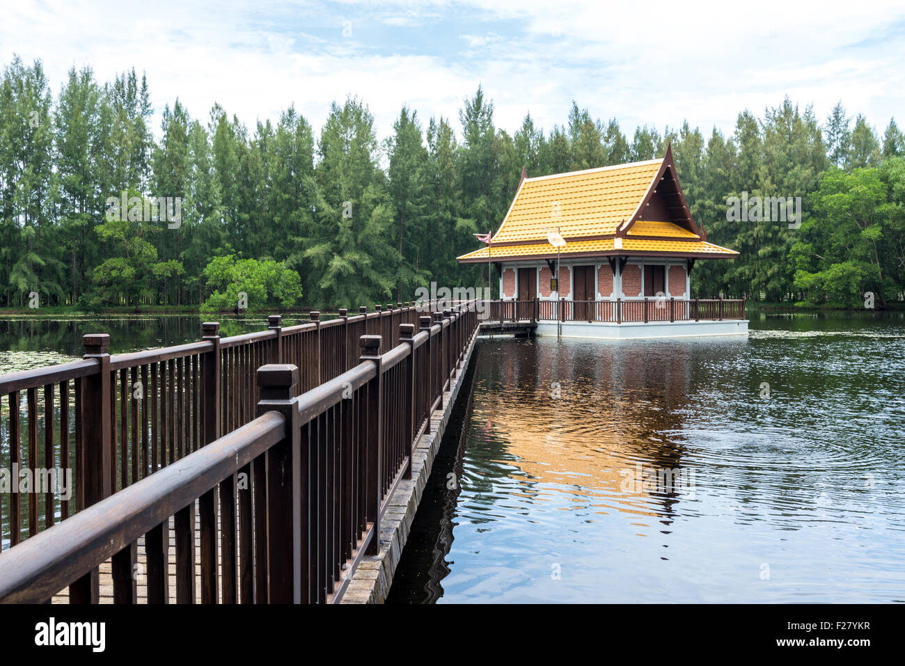 Buddhistische Tempel auf See im Mai Kao, Phuket, Thailand Stockfoto