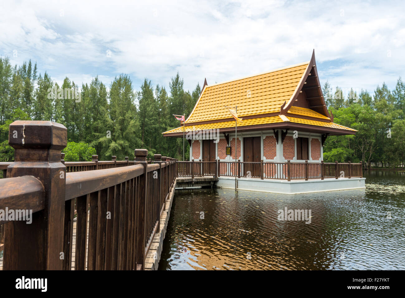 Buddhistische Tempel auf See im Mai Kao, Phuket, Thailand Stockfoto