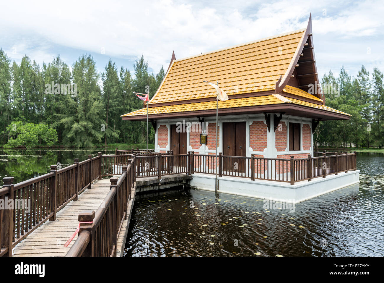 Buddhistische Tempel auf See im Mai Kao, Phuket, Thailand Stockfoto