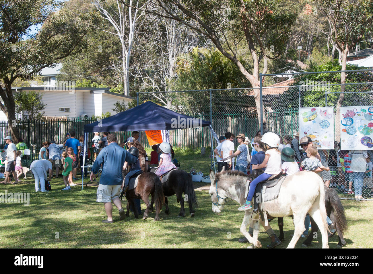 Kinder Pony reiten Sydney Schule Gastgeber der Gemeinde Fete fair zu Spenden für die Schule, Avalon, Sydney, Australien Stockfoto