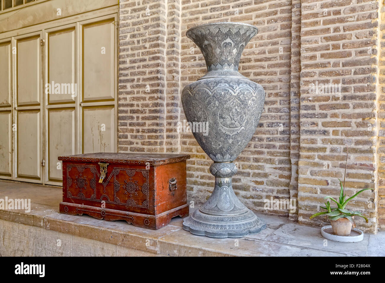 Große Metall Vase Shiraz Stockfoto