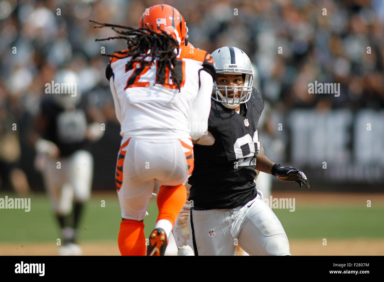 Oakland, Kalifornien, USA. 13. Sep, 2015. Oakland Raiders-Tight-End Mychal Rivera (81) befasst sich mit Cincinnati Bengals kostenlosen Sicherheits Reggie Nelson (20) während die NFL-Spiel im O.co Coliseum. Cincinnati Bengals besiegte die Oakland Raiders mit einer Punktzahl von 33-13.  Bildnachweis: Stan Szeto/Cal Sport Media/Alamy Live-Nachrichten Stockfoto