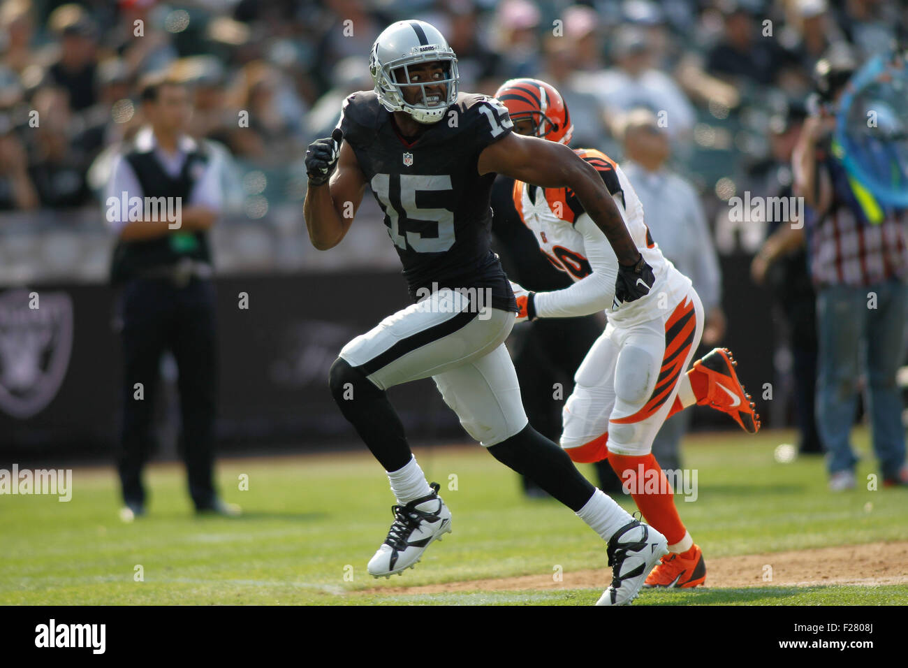 Oakland, Kalifornien, USA. 13. Sep, 2015. Oakland Raiders Wide Receiver Michael Crabtree (15) läuft während der NFL Spiel O.co Coliseum. Cincinnati Bengals besiegte die Oakland Raiders mit einer Punktzahl von 33-13.  Bildnachweis: Stan Szeto/Cal Sport Media/Alamy Live-Nachrichten Stockfoto