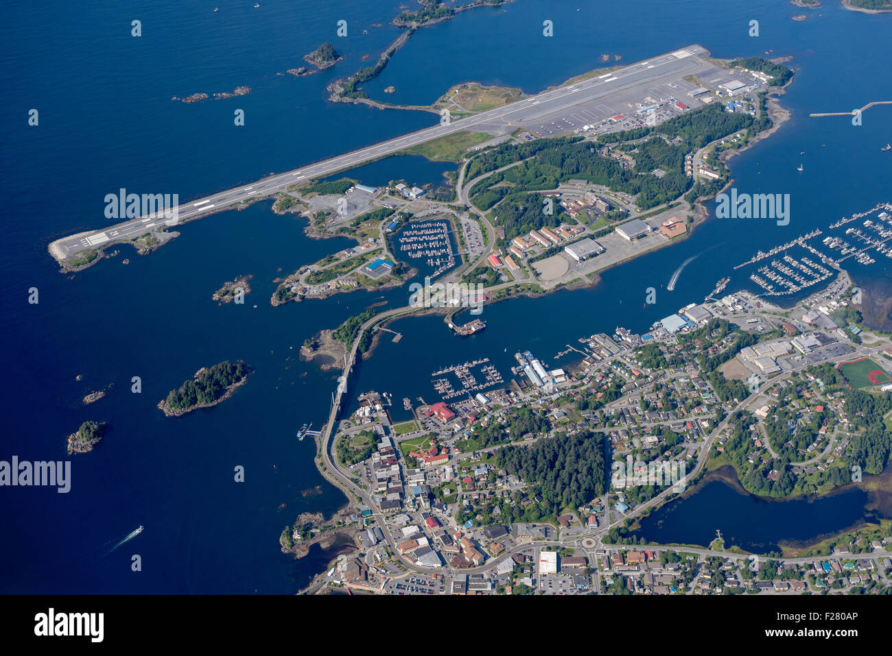 Luftaufnahme des Itka Rocky Gutierrez Flughafen und der Innenstadt von Sitka, Alaska. Stockfoto