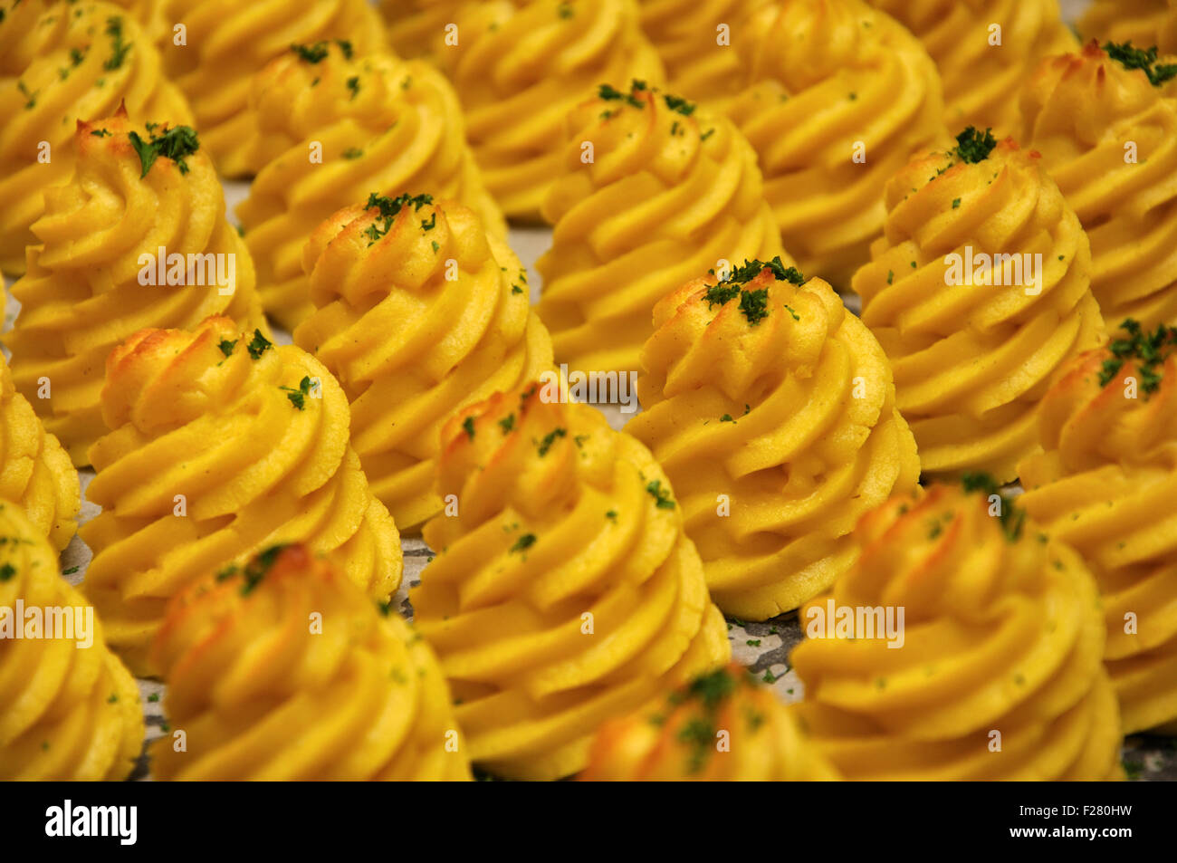 Spiralen aus Kartoffelpüree gekocht und servierfertig Stockfoto