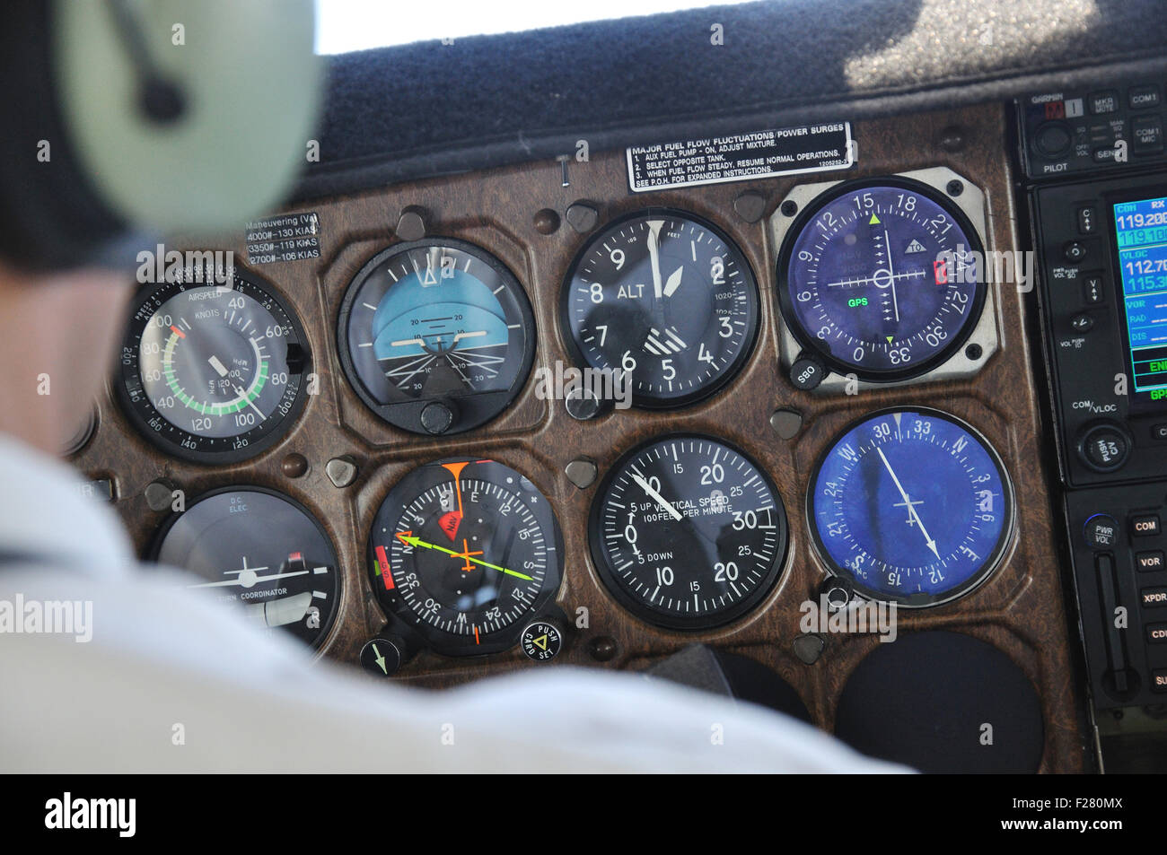 Pilotprojekt prüft die Instrumententafel ein Leichtflugzeug