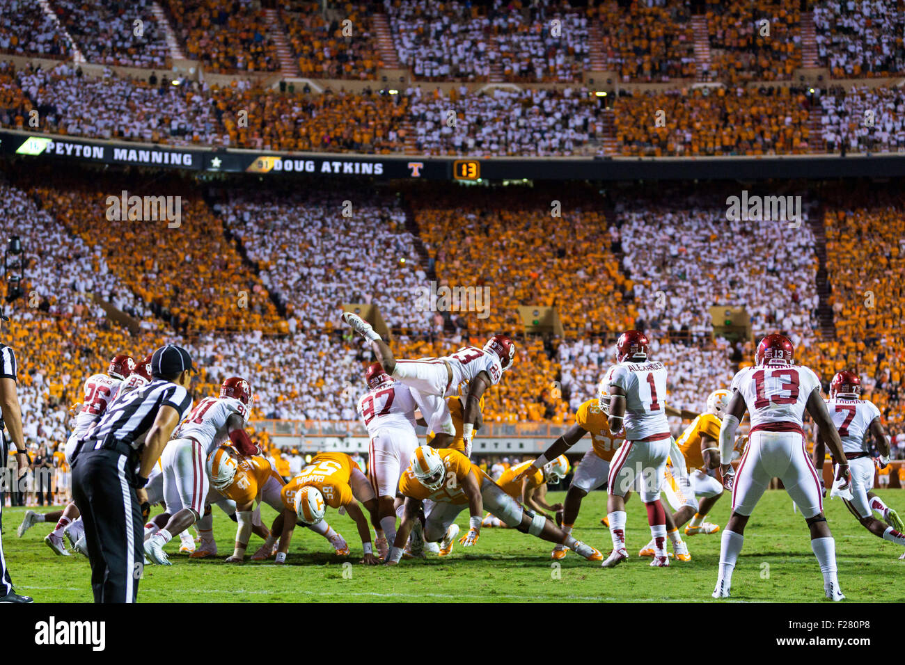 12. September 2015: Devante Bond #23 von der Oklahoma Sooners geht über zu versuchen, den Kick während der NCAA Football-Spiel zwischen der Universität von Tennessee Volunteers und der Oklahoma Sooners Neyland Stadium in Knoxville, TN Tim Gangloff/CSM blockieren Stockfoto