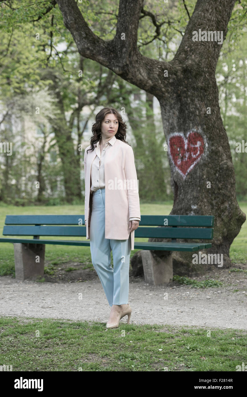 Reife Frau wartet auf ihr Date im Park Bench, Bayern, Germany Stockfoto