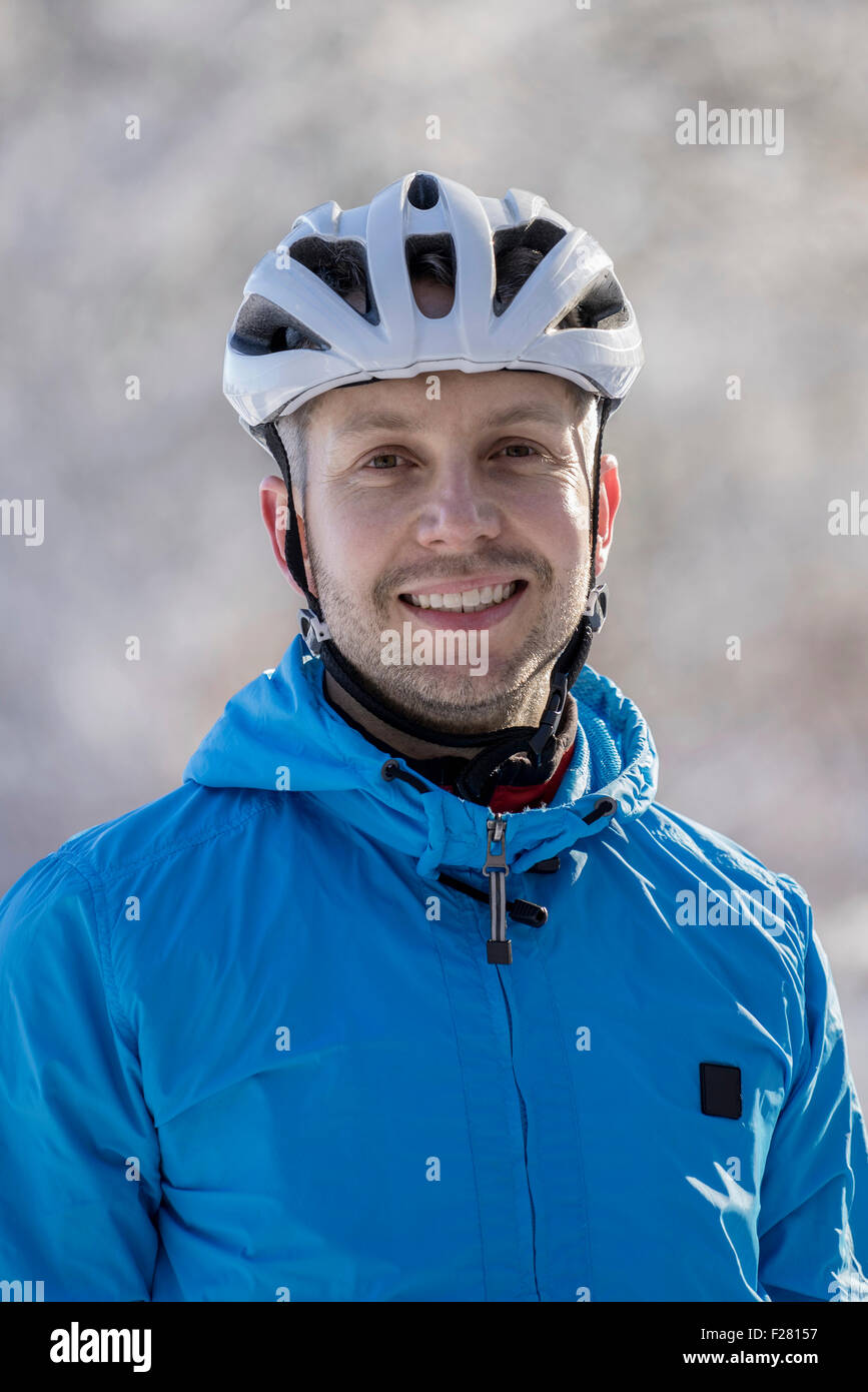 Porträt der Mountainbiker Lächeln, Bayern, Deutschland Stockfoto