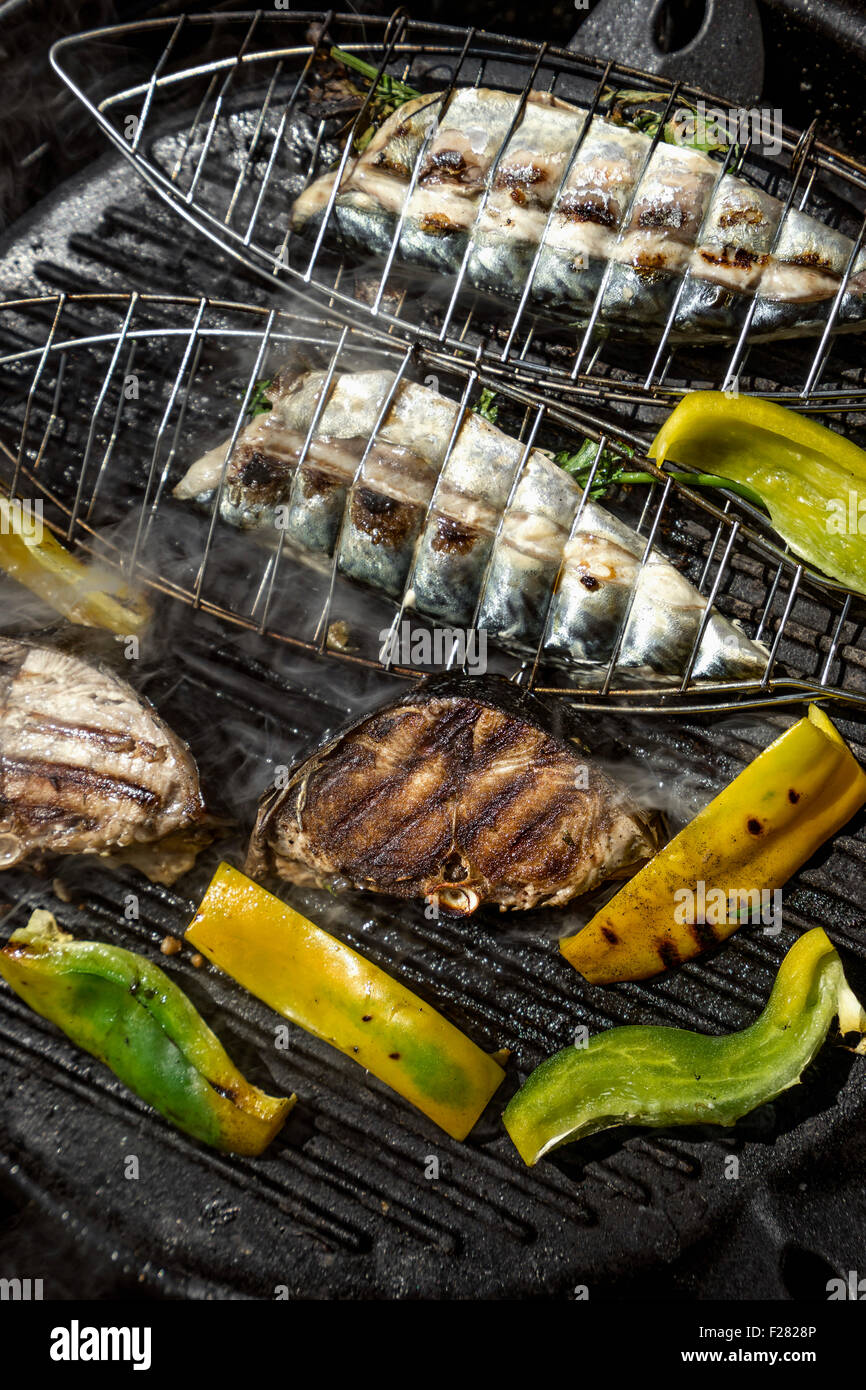 Nahaufnahme von Thunfisch mit Paprika und Makrele am Grill, Apulien, Italien Stockfoto