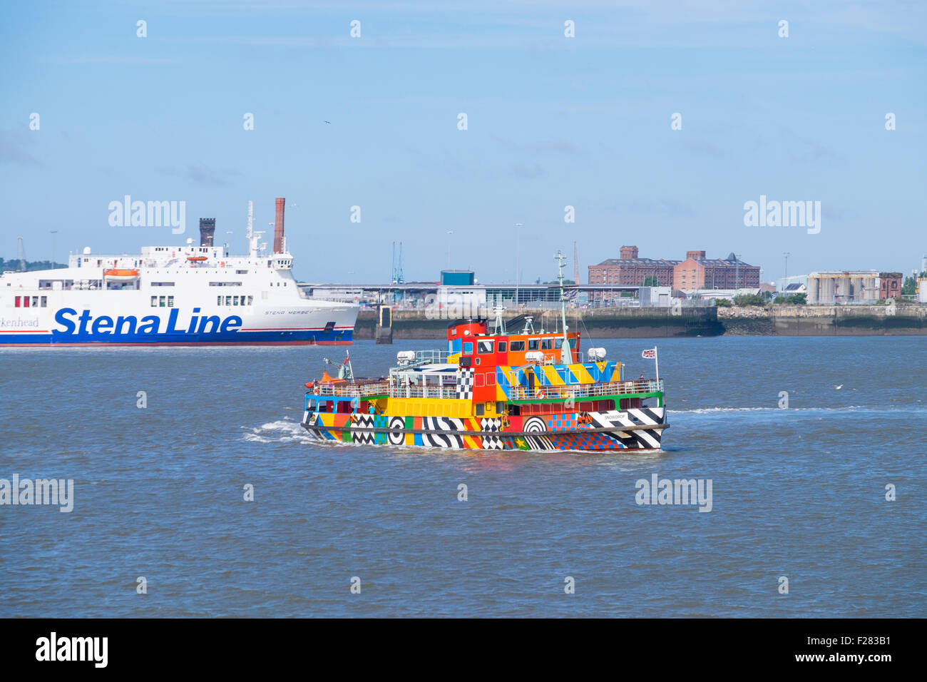 Mersey Ferry Schneeglöckchen im Dazzle Farbe. Stockfoto