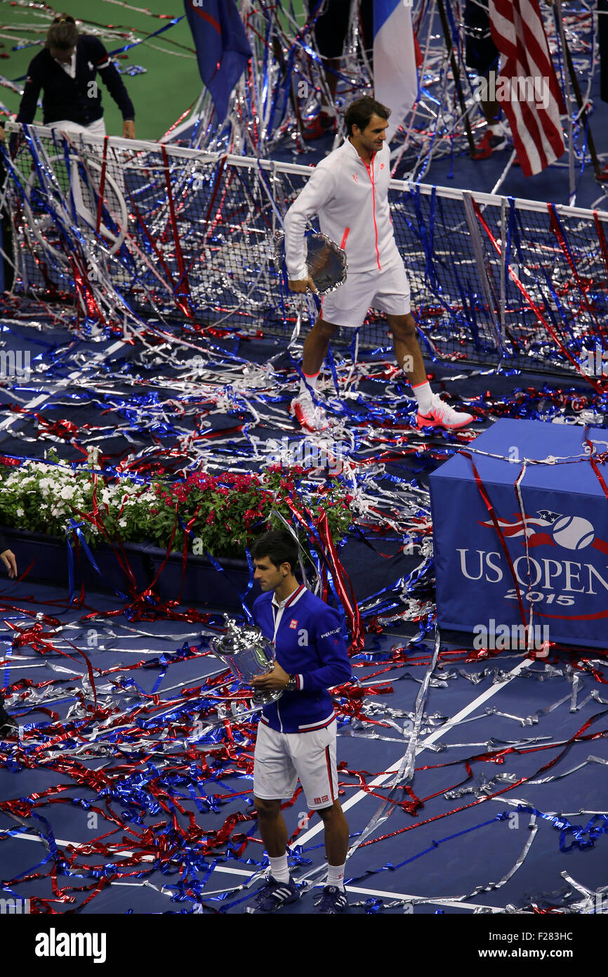 New York, USA. 13. Sep, 2015. Novak Djokovic Serbien erhält den USA  Trophäe wie Luftschlangen durch die Luft fliegen, nachdem Djokovic Federer 6-4, 5-7, 6-4, 6-4 in das Finale der US Open in Flushing Meadows, New York am Nachmittag des 13. September 2015 besiegte geöffnet.   Federer ist im Hintergrund mit Läufers Teller gesehen. Bildnachweis: Adam Stoltman/Alamy Live-Nachrichten Stockfoto