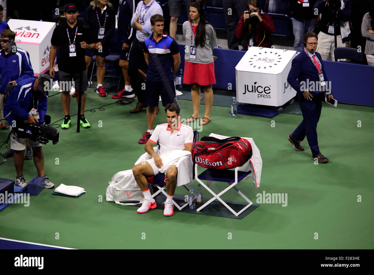 New York, USA. 13. Sep, 2015. ROger Federer sitzt in seinem Sessel nach der Niederlage der US Open Finale gegen Novak Djokovic, die das Spiel 6-4, 5-7, 6-4, 6-4for seinen zweiten Titel der US Open in Flushing Meadows, New York am 13. September 2015 gewonnen. Bildnachweis: Adam Stoltman/Alamy Live-Nachrichten Stockfoto