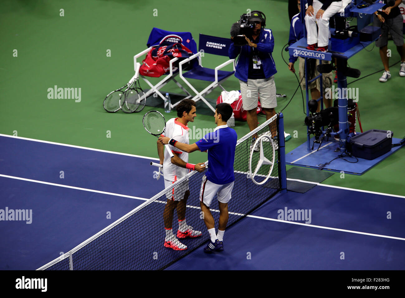 New York, USA. 13. Sep, 2015. Novak Djokovic Serbien schüttelt Hände mit Roger Federer, nachdem ihn Djokovic besiegte 6-4, 5-7, 6-4, 6-4 in das Finale der US Open in Flushing Meadows, New York am 13. September 2015. Bildnachweis: Adam Stoltman/Alamy Live-Nachrichten Stockfoto