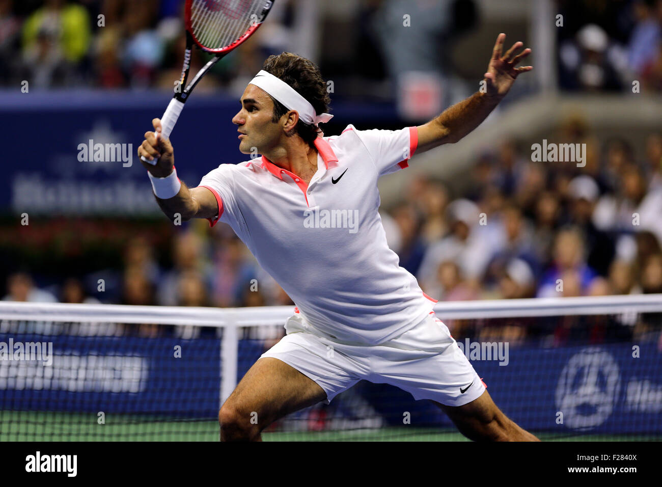 New York, USA. 13. Sep, 2015. Roger Federer stürzt sich für eine Salve gegen Novak Djokovic Serbien im Finale der US Open. Djokovic besiegte Federer 6-4, 5-7, 6-4, 6-4 gewinnt seinen zweiten US-Open-Titel in Flushing Meadows, New York am 13. September 2015. Bildnachweis: Adam Stoltman/Alamy Live-Nachrichten Stockfoto