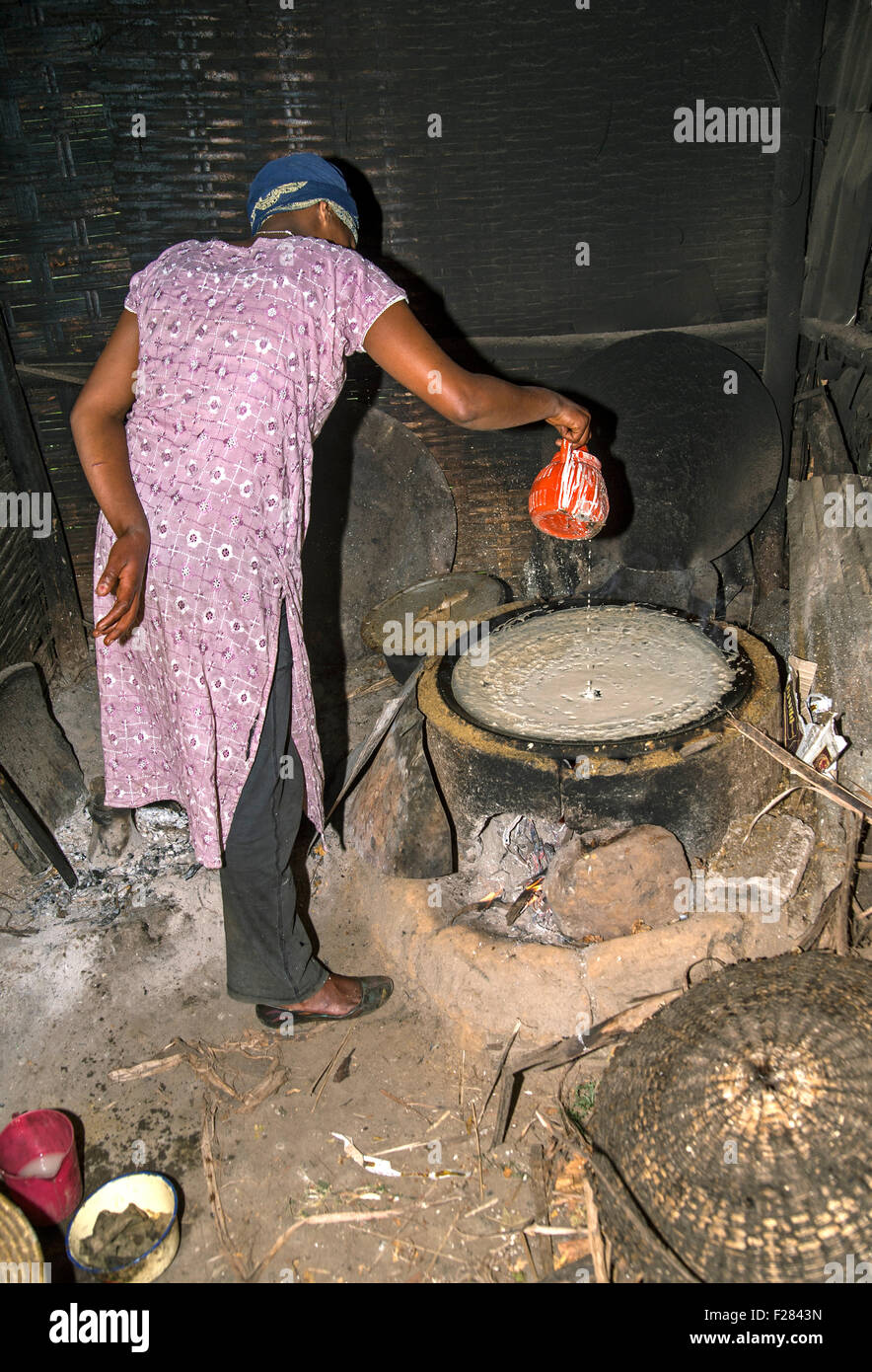 Äthiopische Mädchen Vorbereitung Injera, das traditionelle äthiopische Fladenbrot, Bono, Äthiopien Stockfoto