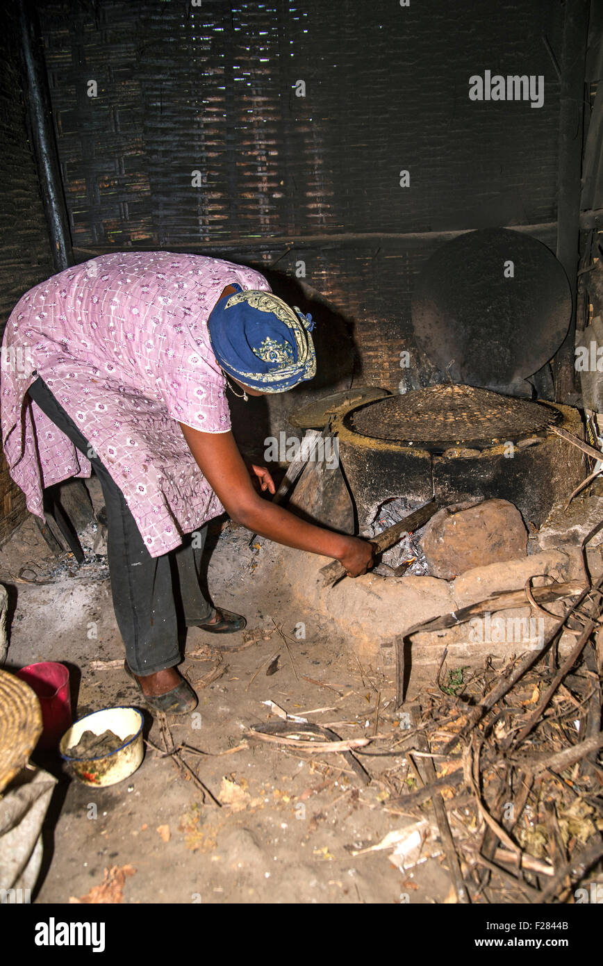 Äthiopische Mädchen Vorbereitung Injera, das traditionelle äthiopische Fladenbrot, Bono, Äthiopien Stockfoto