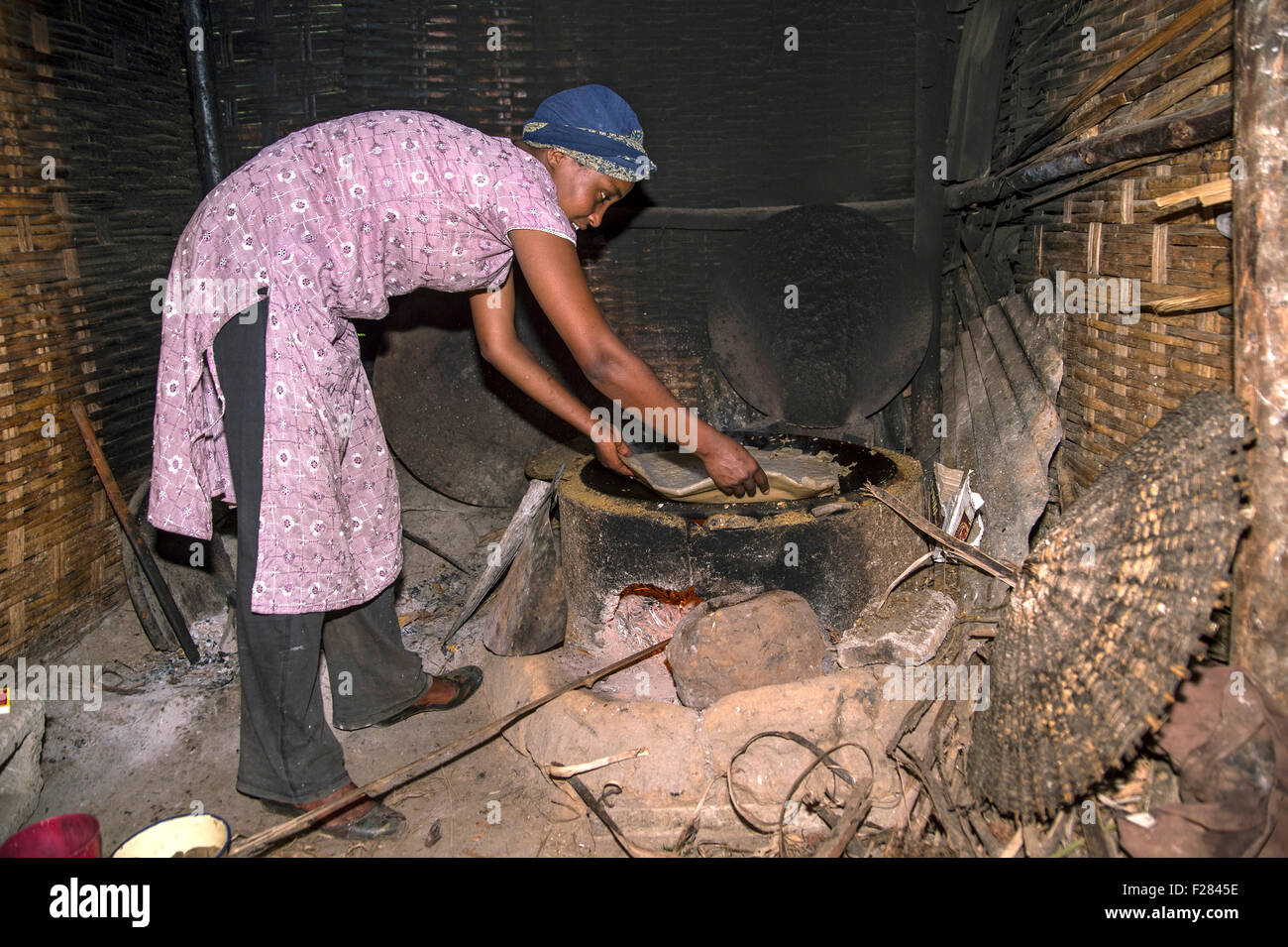 Äthiopische Mädchen Vorbereitung Injera, das traditionelle äthiopische Fladenbrot, Bono, Äthiopien Stockfoto