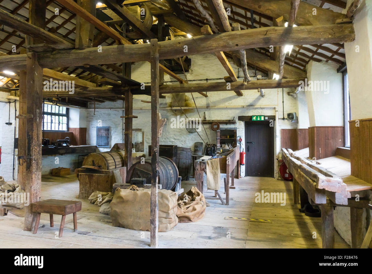 Innere des Stott Park Spule Mühle erhalten und Arbeiten zur Herstellung von hölzernen Spulen für die Textilindustrie zu demonstrieren Stockfoto