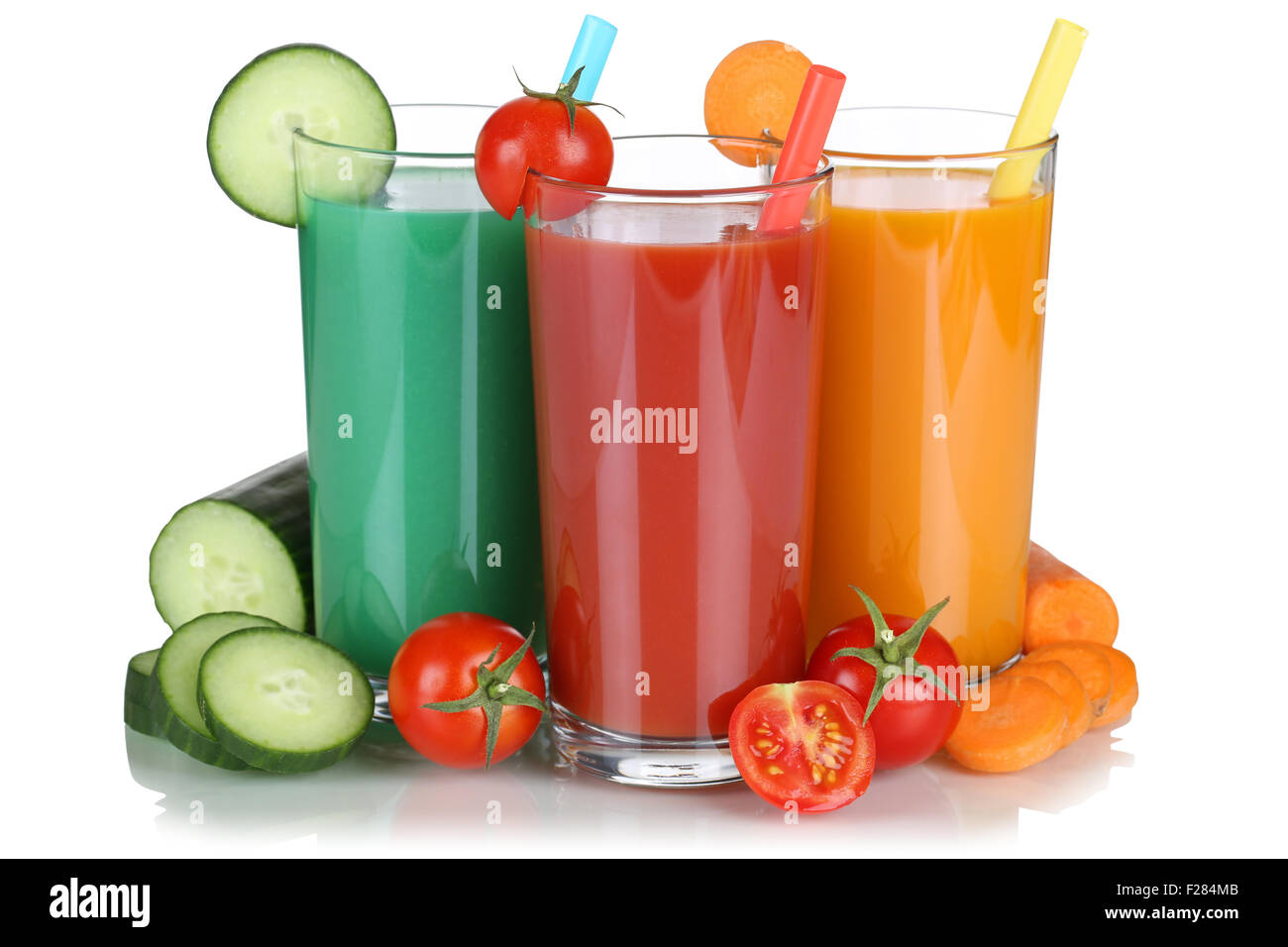 Smoothie Gemüse Tomatensaft mit Gemüse auf einem weißen Hintergrund isoliert Stockfoto