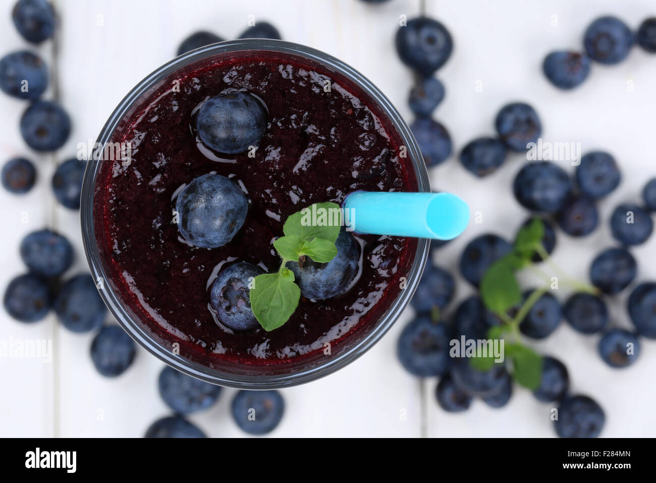 Blueberry Smoothie Fruchtsaft Milchshake mit Heidelbeeren Früchten im Sommer von oben Stockfoto