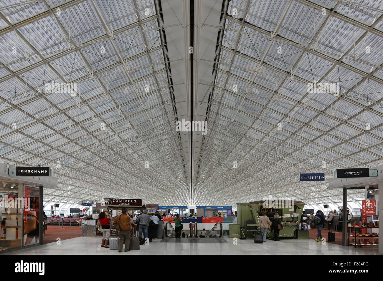 Paris, Frankreich - 23. Mai 2015: Übersicht von Paris Charles de Gaulle International Airport Terminal 2 Halle F (CDG) in Paris, Frankreich Stockfoto