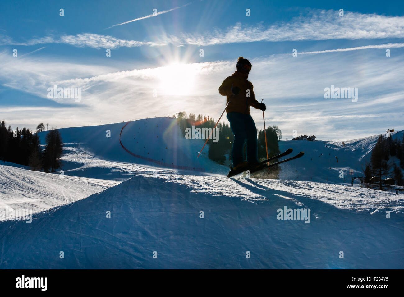 Freestyle ski springen im Schnee Bergpark, Wintersaison - silhouette Stockfoto