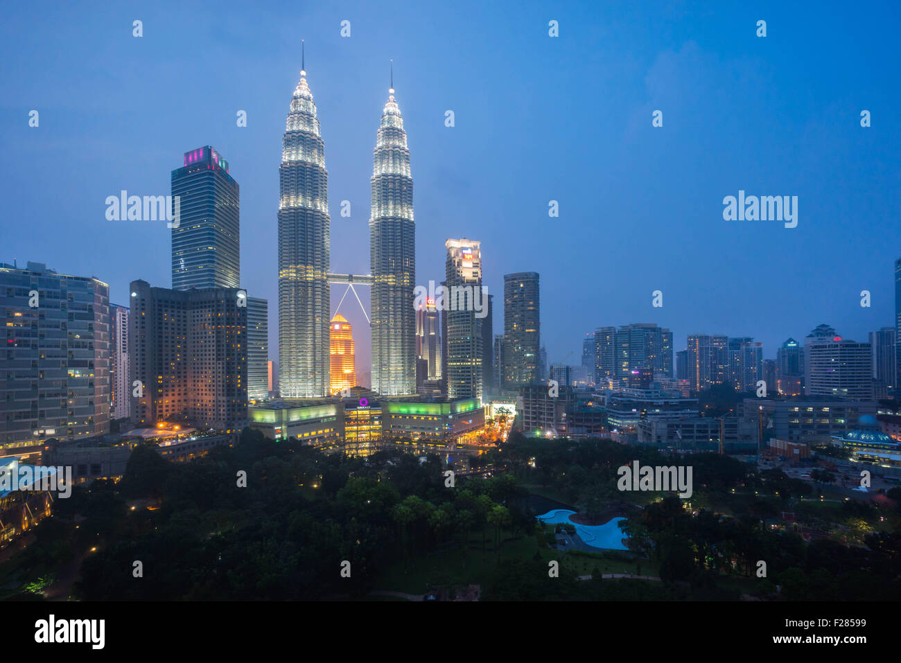 He Petronas Zwillingstürme Klcc bei Sonnenuntergang blaue Stunde gesehen von der Händler-skybar Stockfoto