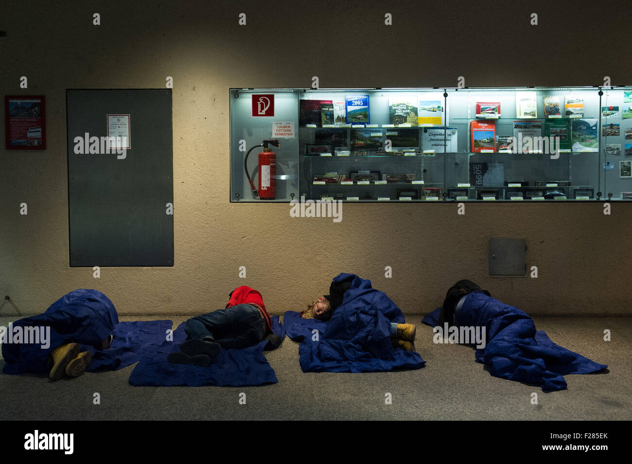 Salzburg. 14. Sep, 2015. Flüchtlinge ruhen auf dem Bahnhof in Salzburg, Österreich, am 14. September. 2015. Bundesinnenminister Thomas de Maiziere am Sonntag angekündigt, dass Deutschland vorübergehend Grenzkontrollen inmitten der anhaltenden Flüchtlingskrise bekräftigt. Laut der deutschen Zeitung "Passauer neuen Presse" die deutsche Regierung auch nicht mehr die Züge von und nach Österreich. Bildnachweis: Qian Yi/Xinhua/Alamy Live-Nachrichten Stockfoto