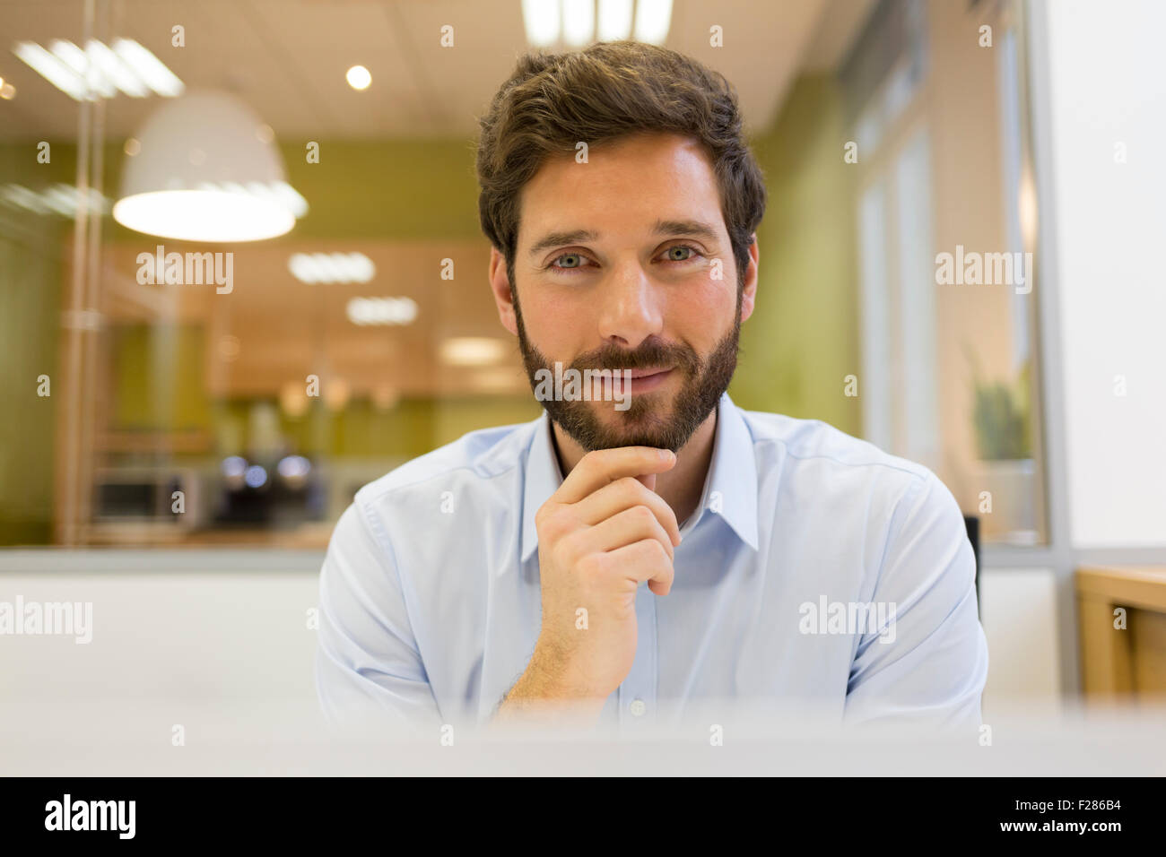 Porträt von zuversichtlich bärtigen Geschäftsmann im Büro Stockfoto